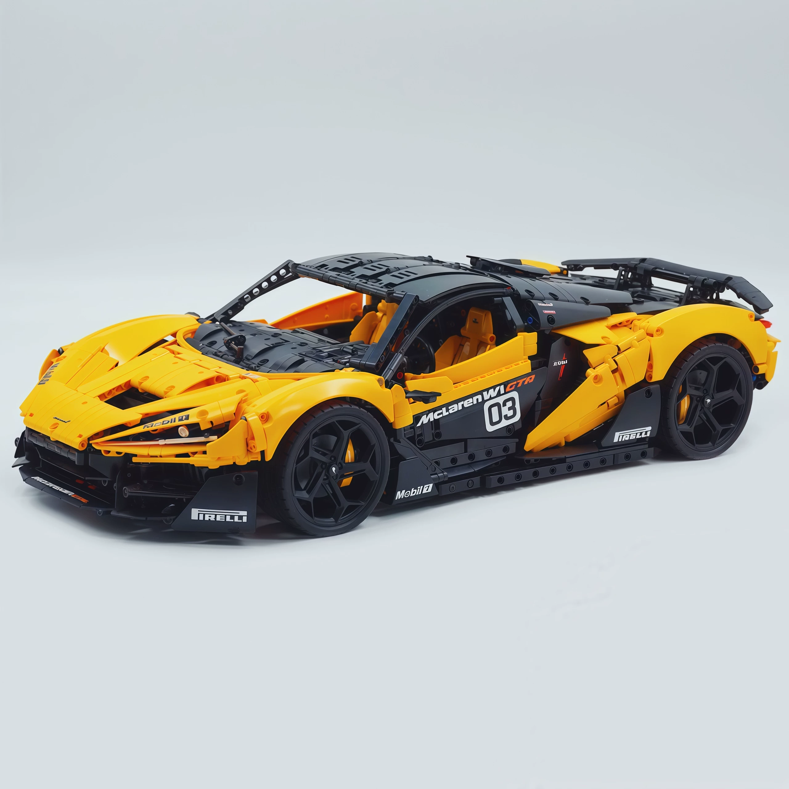 Mclaren W1 -1: 8 scale
